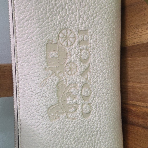 Coach Jes Large Phone Wallet With Horse And Carriage Chalk/Gold F75908 EUC - Picture 2 of 13